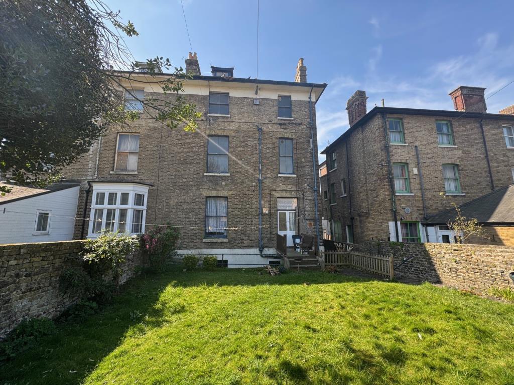 Lot: 132 - FREEHOLD BLOCK OF FOUR FLATS - Rear of property